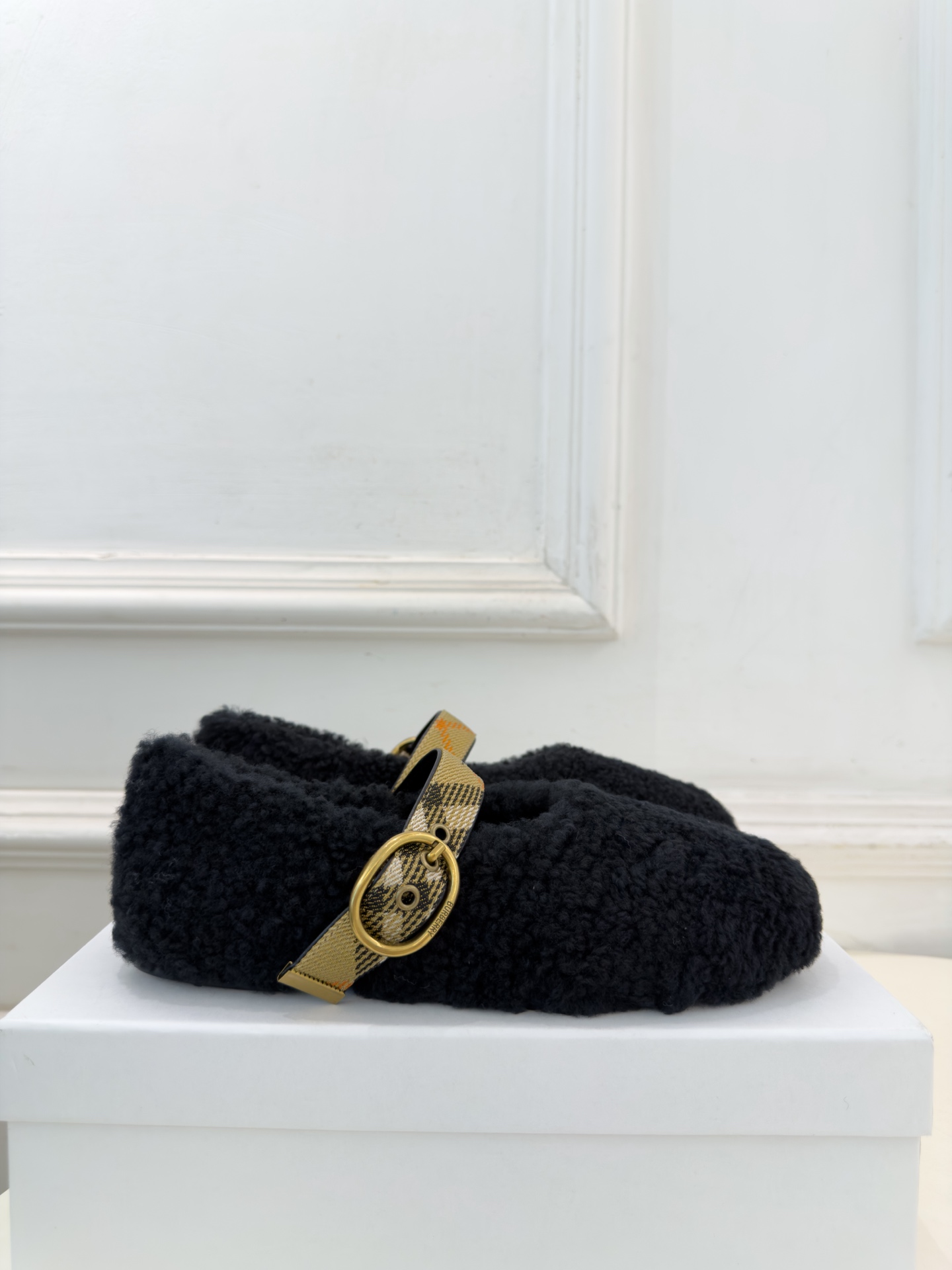 Burberry巴宝莉 2026秋冬新品 经典格纹扣带玛丽珍平底毛毛鞋 ————————— 作为这两年最受欢迎的设计师牌 Burberry巴宝莉 2026秋冬新品 经典格纹扣带玛丽珍平底毛毛鞋 ————————— 作为这两年最受欢迎的设计师牌