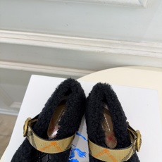 Burberry巴宝莉 2026秋冬新品 经典格纹扣带玛丽珍平底毛毛鞋 ————————— 作为这两年最受欢迎的设计师牌 Burberry巴宝莉 2026秋冬新品 经典格纹扣带玛丽珍平底毛毛鞋 ————————— 作为这两年最受欢迎的设计师牌