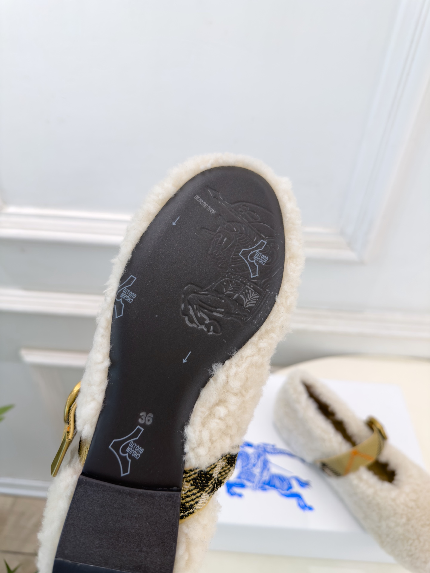 Burberry巴宝莉 2026秋冬新品 经典格纹扣带玛丽珍平底毛毛鞋 ————————— 作为这两年最受欢迎的设计师牌