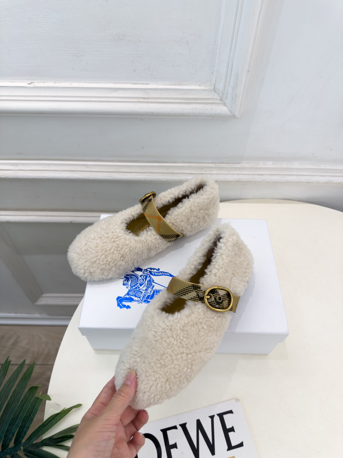 Burberry巴宝莉 2026秋冬新品 经典格纹扣带玛丽珍平底毛毛鞋 ————————— 作为这两年最受欢迎的设计师牌