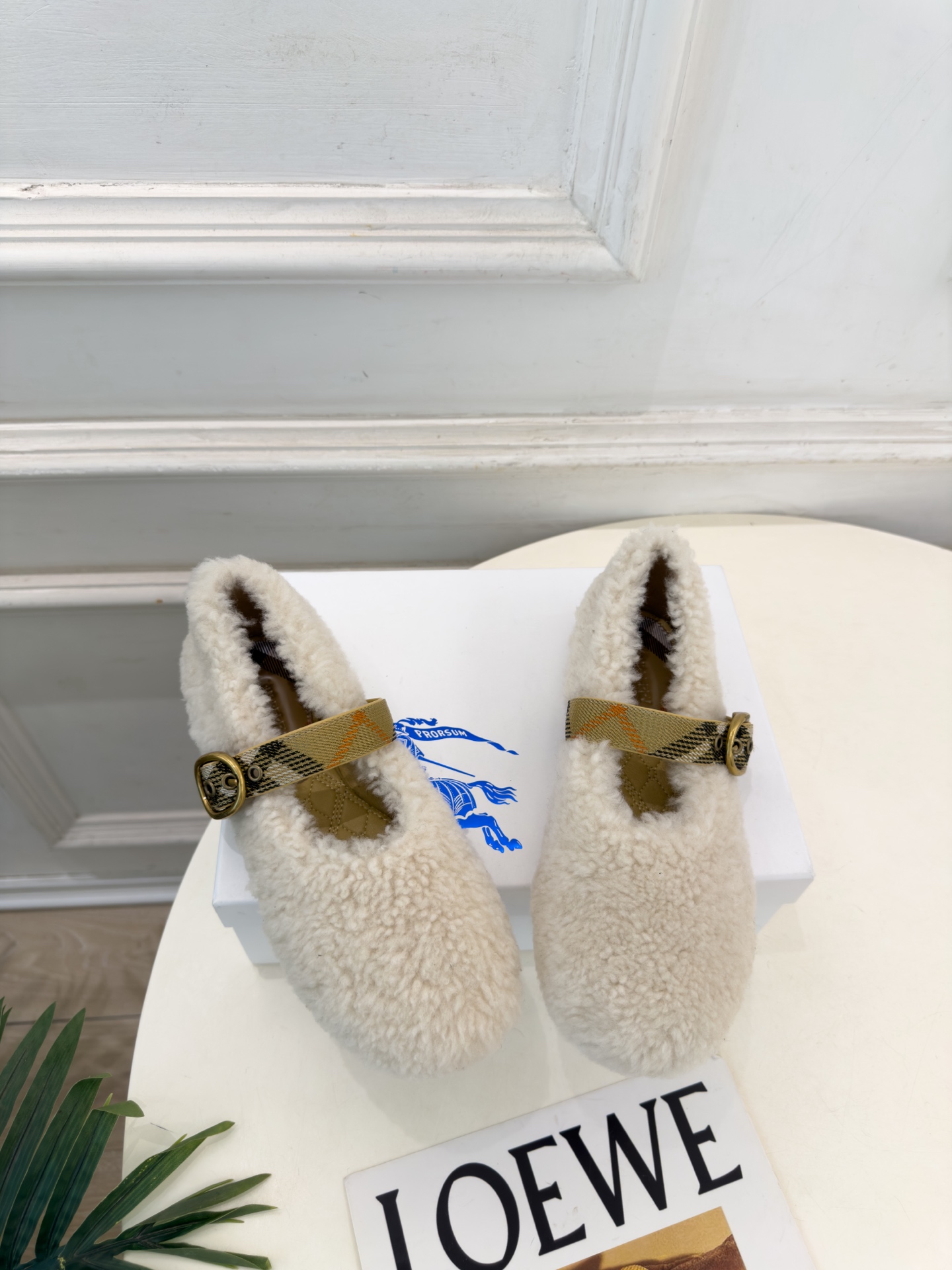 Burberry巴宝莉 2026秋冬新品 经典格纹扣带玛丽珍平底毛毛鞋 ————————— 作为这两年最受欢迎的设计师牌