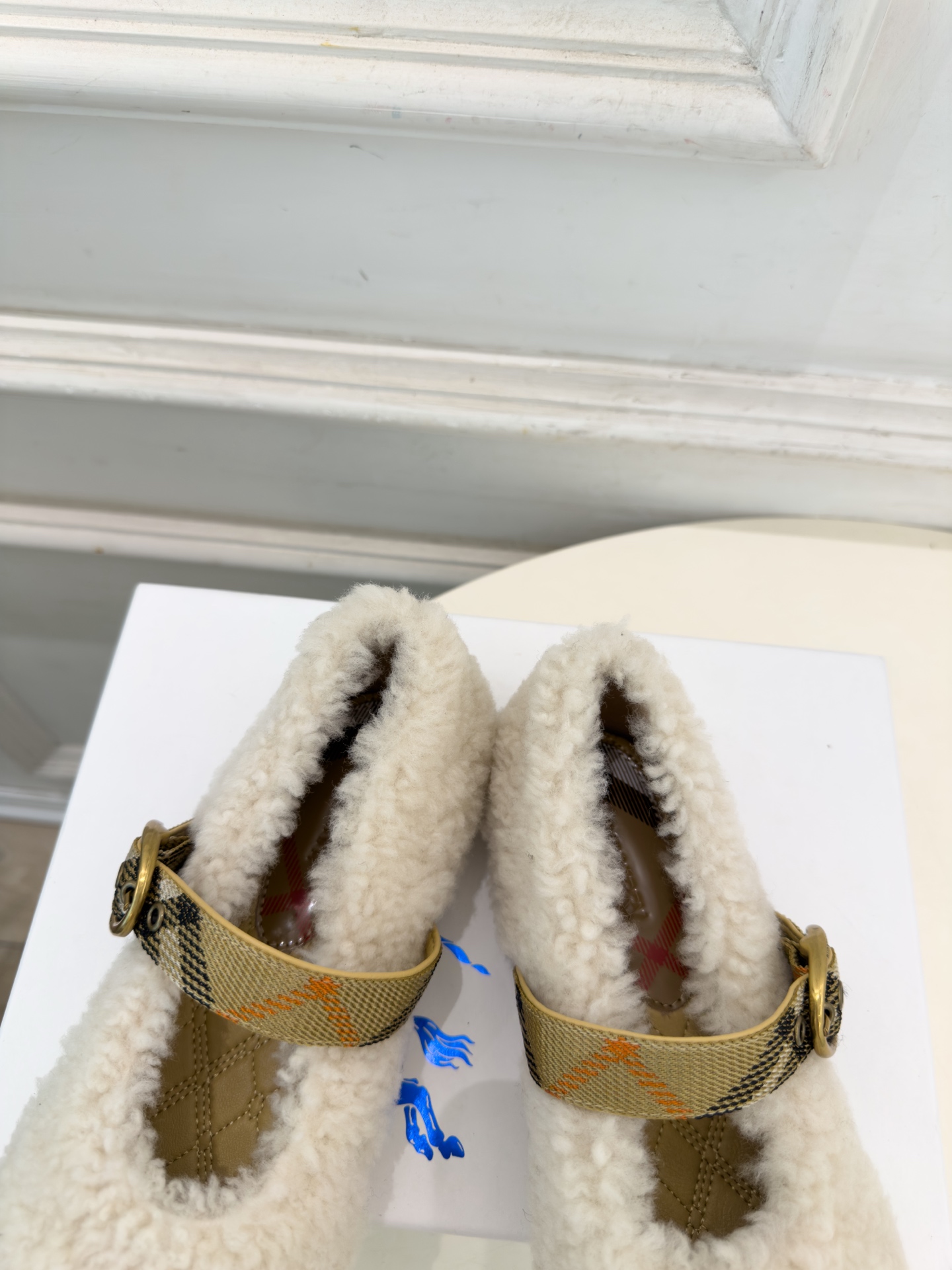Burberry巴宝莉 2026秋冬新品 经典格纹扣带玛丽珍平底毛毛鞋 ————————— 作为这两年最受欢迎的设计师牌