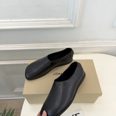 LEMAIRE 2026秋冬新品 极简复古一脚蹬平底鞋 ————————— 作为这两年最受欢迎的设计师牌,设计简单、细 LEMAIRE 2026秋冬新品 极简复古一脚蹬平底鞋 ————————— 作为这两年最受欢迎的设计师牌,设计简单、细