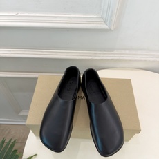 LEMAIRE 2026秋冬新品 极简复古一脚蹬平底鞋 ————————— 作为这两年最受欢迎的设计师牌,设计简单、细 LEMAIRE 2026秋冬新品 极简复古一脚蹬平底鞋 ————————— 作为这两年最受欢迎的设计师牌,设计简单、细