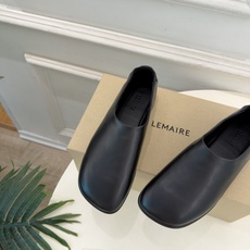 LEMAIRE 2026秋冬新品 极简复古一脚蹬平底鞋 ————————— 作为这两年最受欢迎的设计师牌,设计简单、细 LEMAIRE 2026秋冬新品 极简复古一脚蹬平底鞋 ————————— 作为这两年最受欢迎的设计师牌,设计简单、细