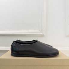 LEMAIRE 2026秋冬新品 极简复古一脚蹬平底鞋 ————————— 作为这两年最受欢迎的设计师牌,设计简单、细 LEMAIRE 2026秋冬新品 极简复古一脚蹬平底鞋 ————————— 作为这两年最受欢迎的设计师牌,设计简单、细