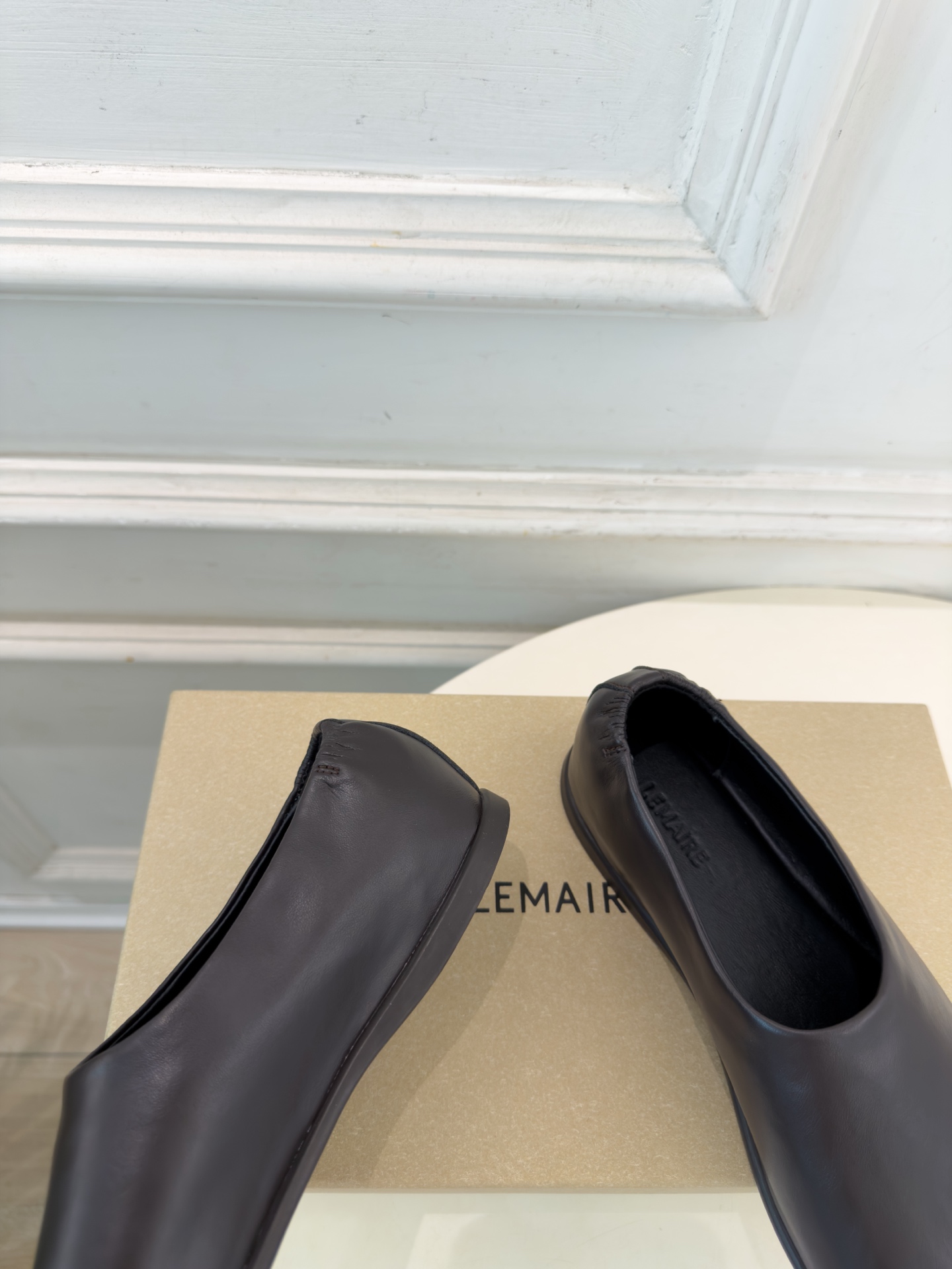 LEMAIRE  2026秋冬新品 极简复古一脚蹬平底鞋 ————————— 作为这两年最受欢迎的设计师牌，设计简单、细