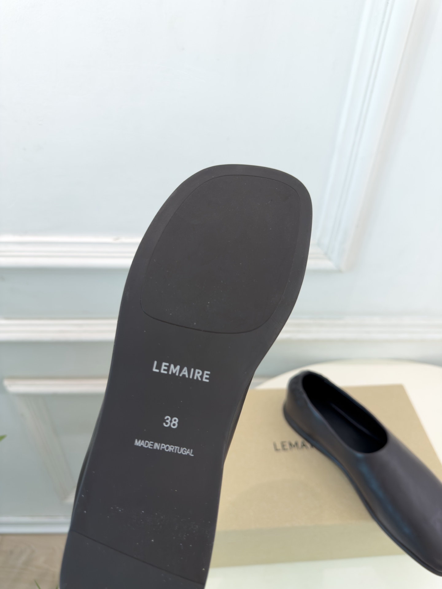 LEMAIRE  2026秋冬新品 极简复古一脚蹬平底鞋 ————————— 作为这两年最受欢迎的设计师牌，设计简单、细