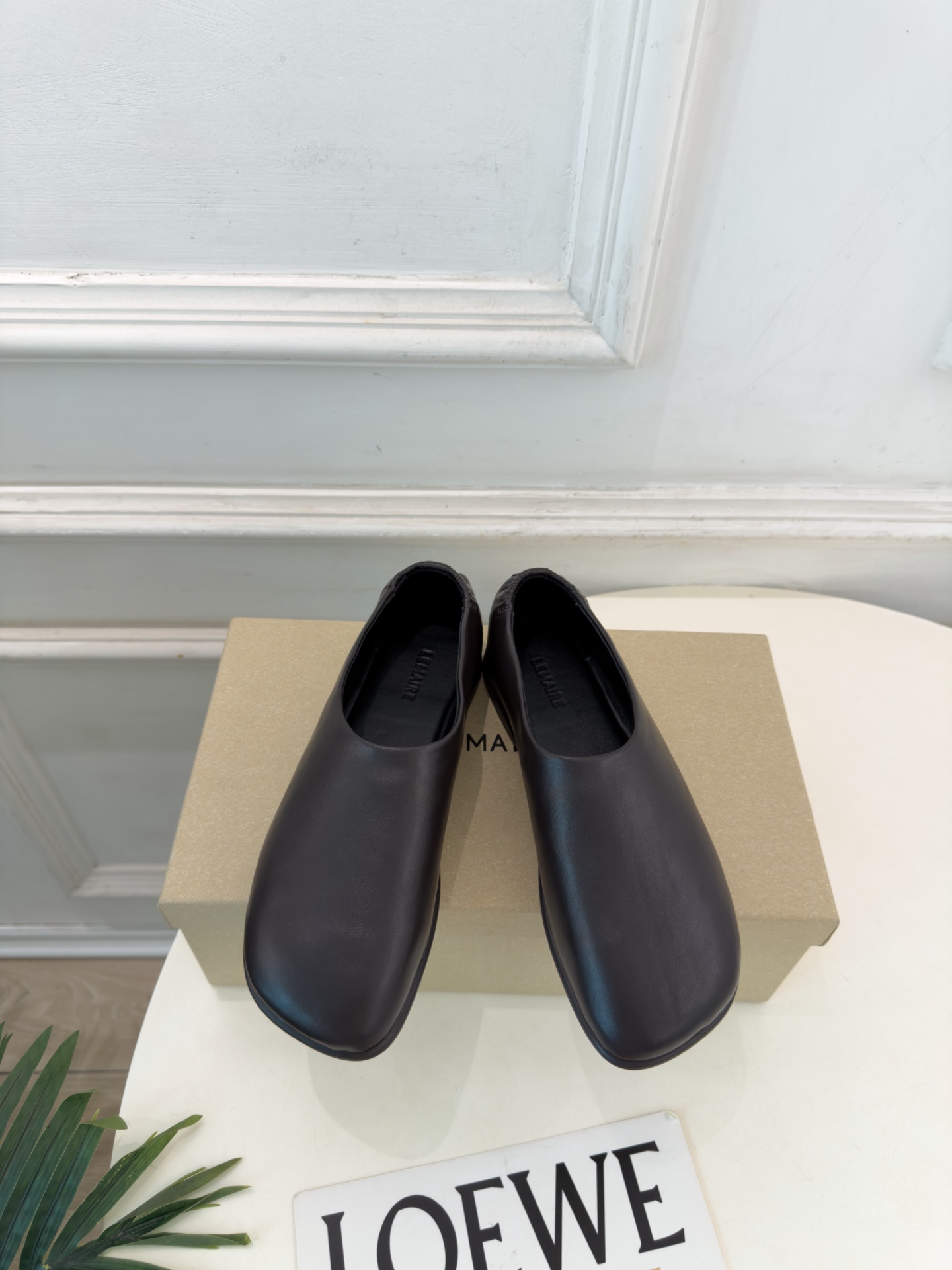 LEMAIRE 2026秋冬新品 极简复古一脚蹬平底鞋 ————————— 作为这两年最受欢迎的设计师牌,设计简单、细 LEMAIRE 2026秋冬新品 极简复古一脚蹬平底鞋 ————————— 作为这两年最受欢迎的设计师牌,设计简单、细