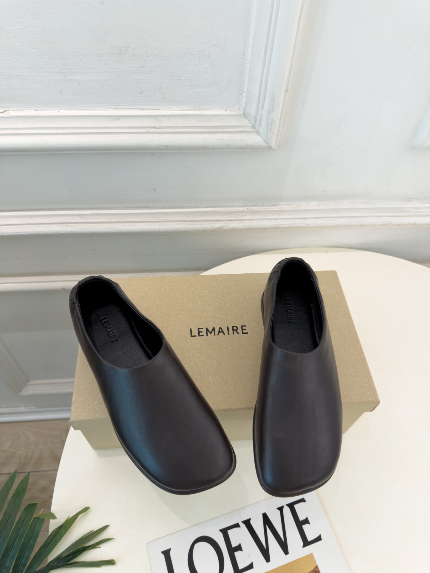LEMAIRE  2026秋冬新品 极简复古一脚蹬平底鞋 ————————— 作为这两年最受欢迎的设计师牌，设计简单、细