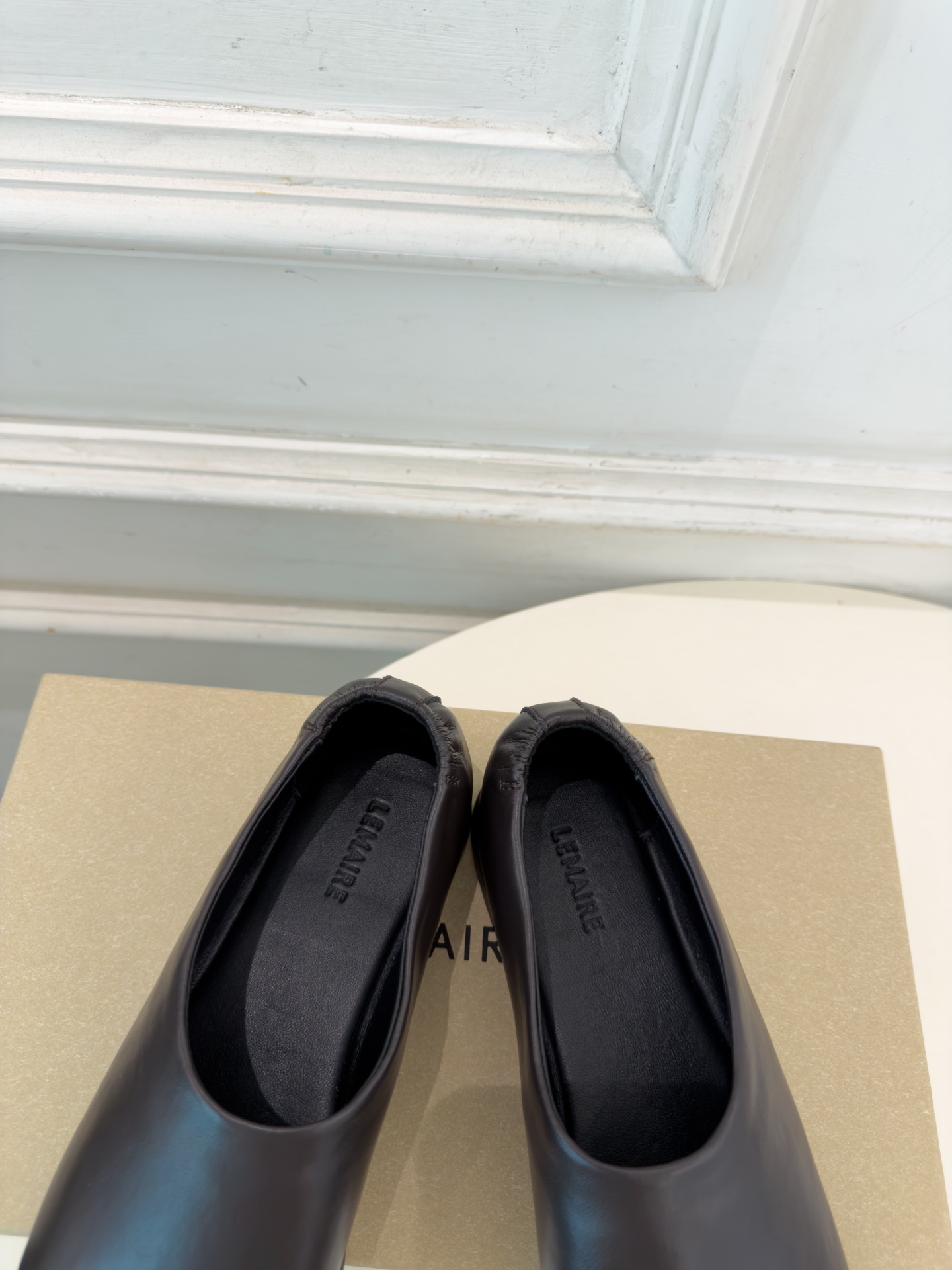 LEMAIRE  2026秋冬新品 极简复古一脚蹬平底鞋 ————————— 作为这两年最受欢迎的设计师牌，设计简单、细