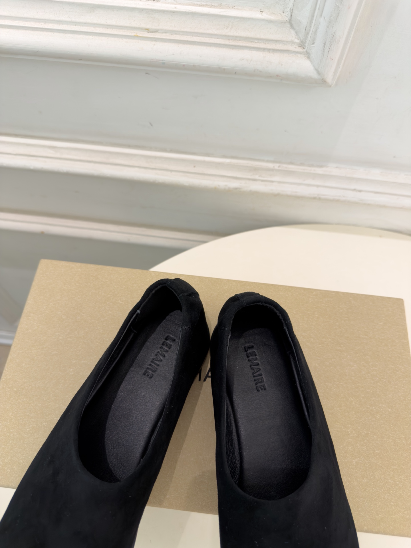 LEMAIRE 2026秋冬新品 极简复古一脚蹬平底鞋 ————————— 作为这两年最受欢迎的设计师牌,设计简单、细 LEMAIRE 2026秋冬新品 极简复古一脚蹬平底鞋 ————————— 作为这两年最受欢迎的设计师牌,设计简单、细