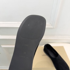 LEMAIRE 2026秋冬新品 极简复古一脚蹬平底鞋 ————————— 作为这两年最受欢迎的设计师牌,设计简单、细 LEMAIRE 2026秋冬新品 极简复古一脚蹬平底鞋 ————————— 作为这两年最受欢迎的设计师牌,设计简单、细