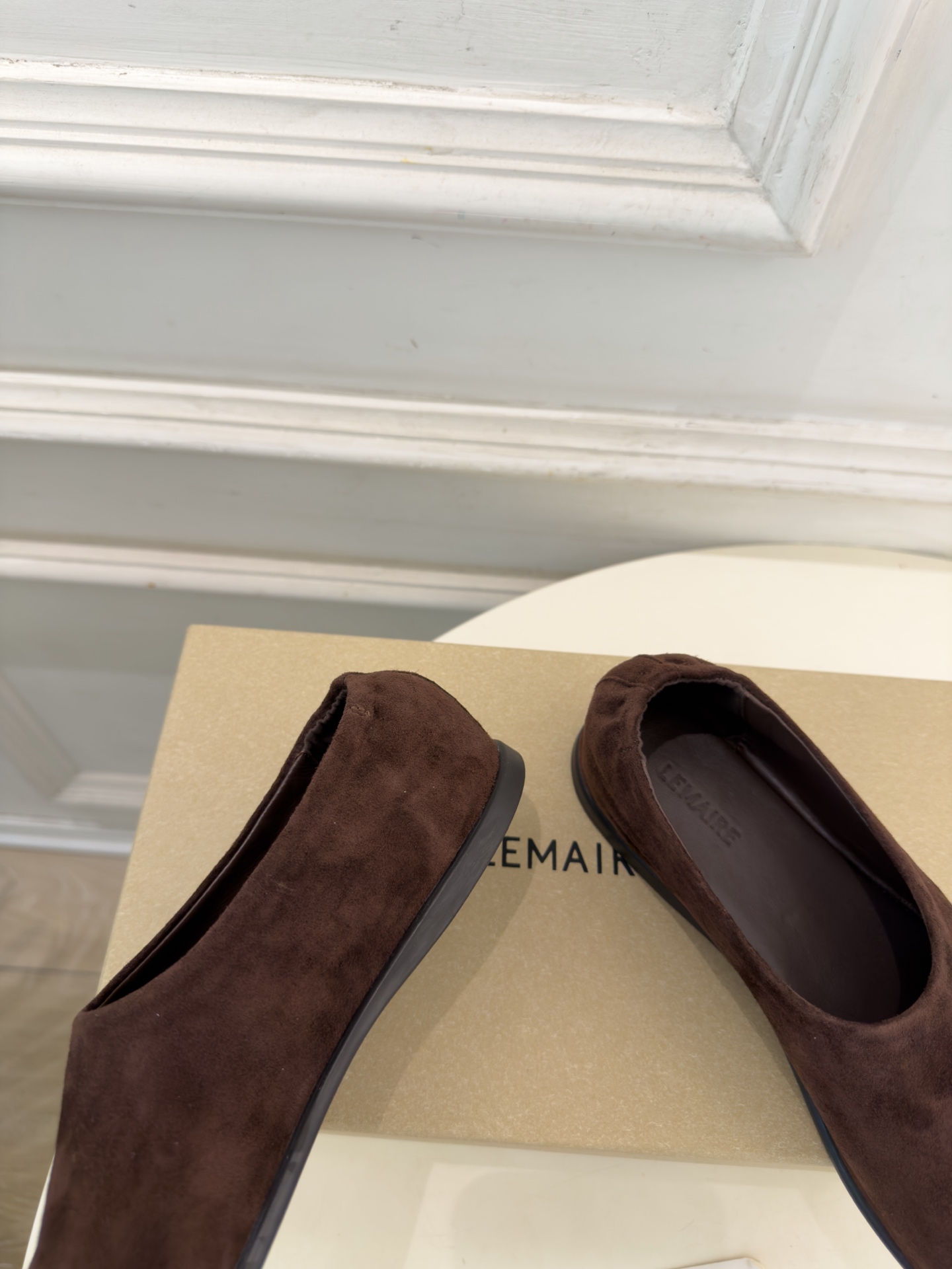 LEMAIRE  2026秋冬新品 极简复古一脚蹬平底鞋 ————————— 作为这两年最受欢迎的设计师牌，设计简单、细