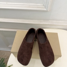 LEMAIRE 2026秋冬新品 极简复古一脚蹬平底鞋 ————————— 作为这两年最受欢迎的设计师牌,设计简单、细 LEMAIRE 2026秋冬新品 极简复古一脚蹬平底鞋 ————————— 作为这两年最受欢迎的设计师牌,设计简单、细