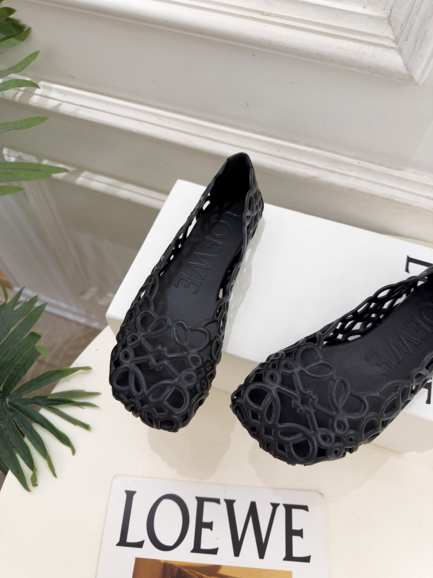 LOEWE 罗意威 2026秋冬新品 Petal Anagram 花瓣头形镂空芭蕾舞鞋 ————————— LOEWE作
