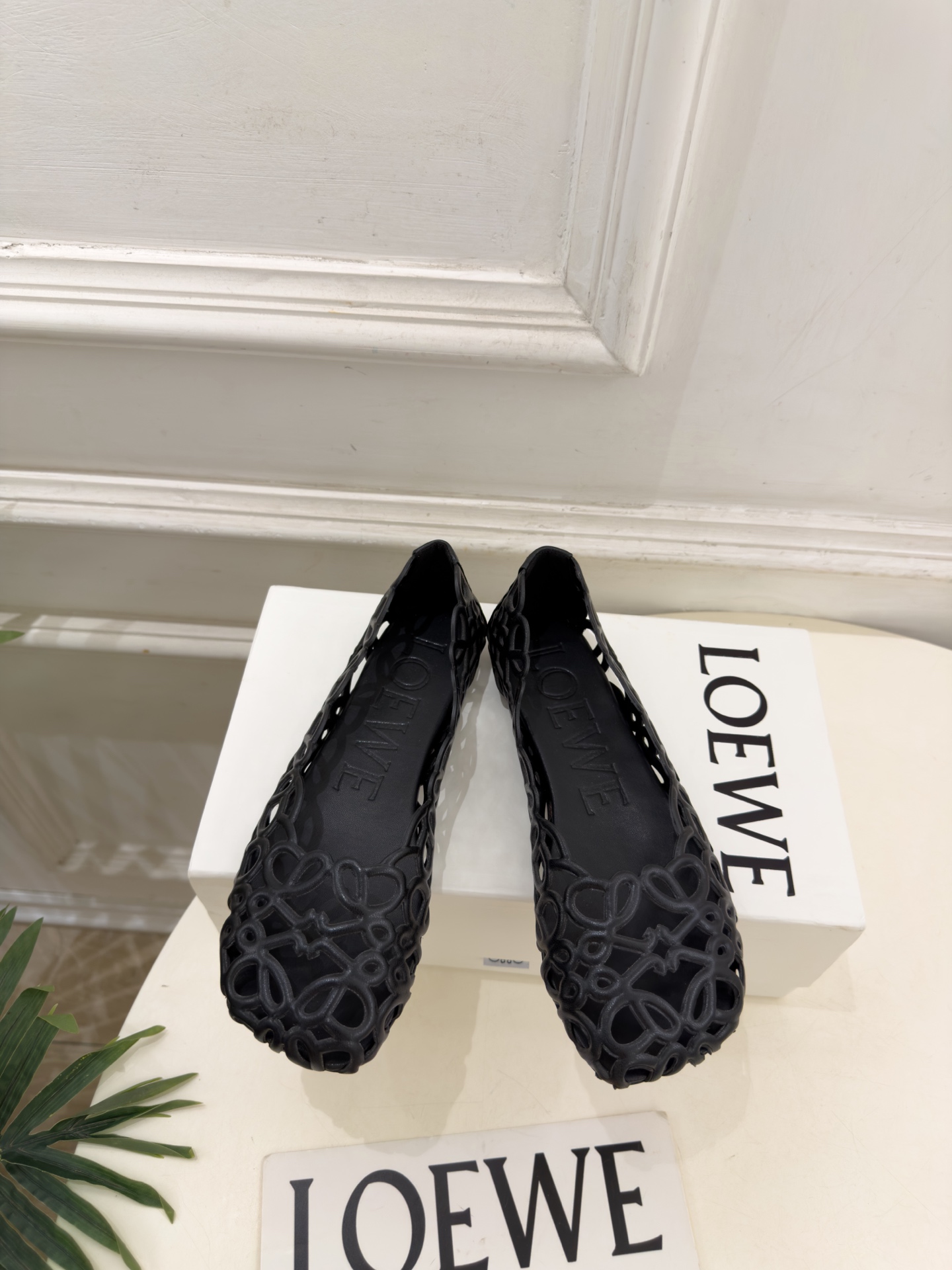 LOEWE 罗意威 2026秋冬新品 Petal Anagram 花瓣头形镂空芭蕾舞鞋 ————————— LOEWE作