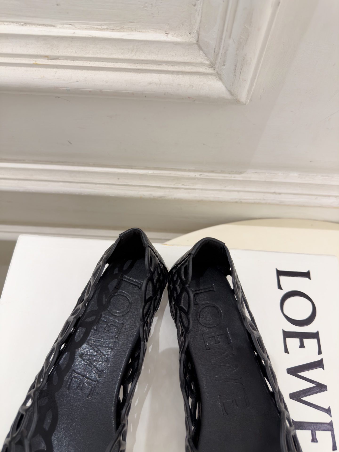 LOEWE 罗意威 2026秋冬新品 Petal Anagram 花瓣头形镂空芭蕾舞鞋 ————————— LOEWE作