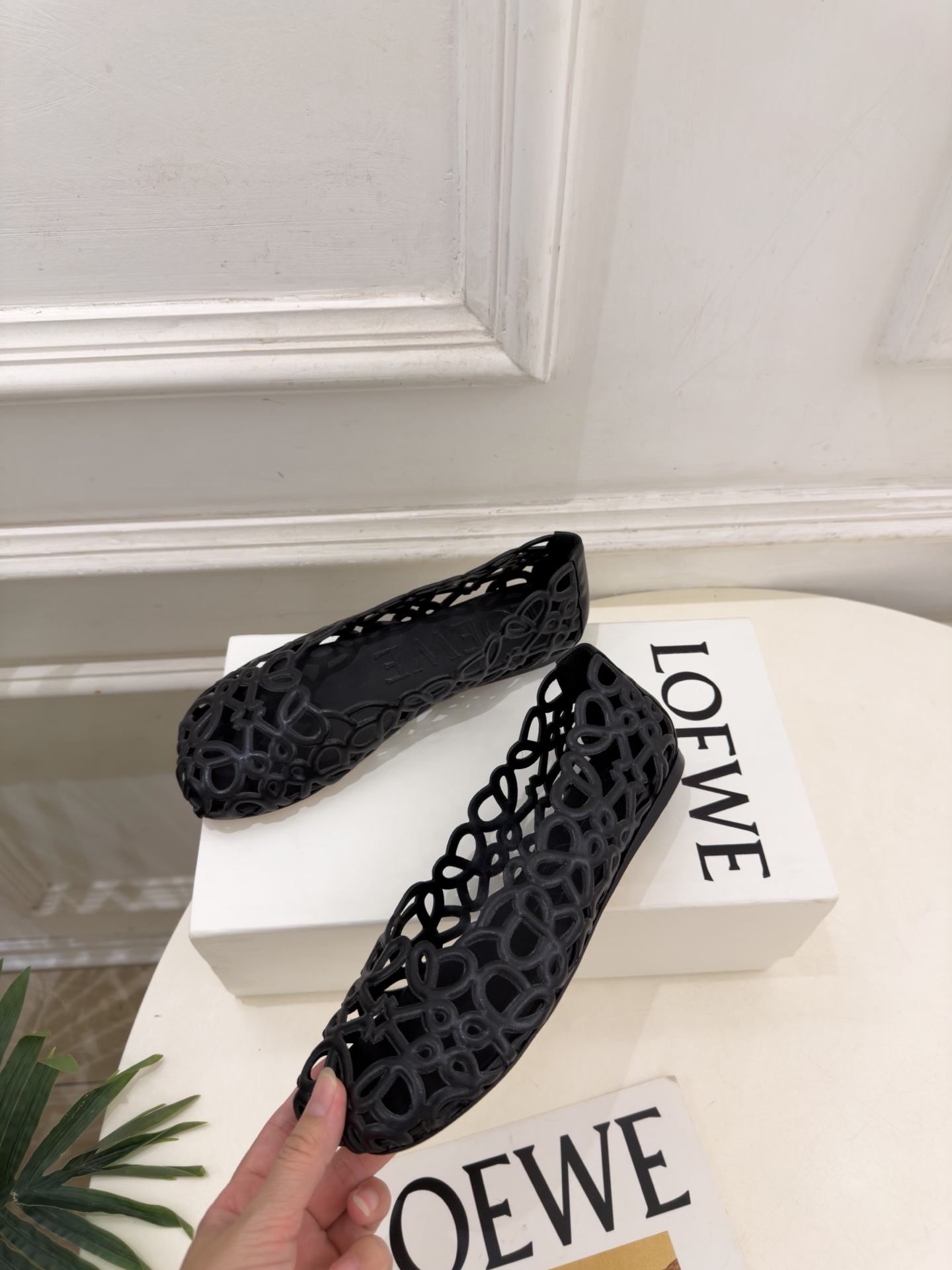LOEWE 罗意威 2026秋冬新品 Petal Anagram 花瓣头形镂空芭蕾舞鞋 ————————— LOEWE作