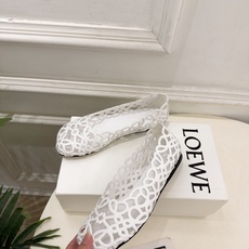 LOEWE 罗意威 2026秋冬新品 Petal Anagram 花瓣头形镂空芭蕾舞鞋 ————————— LOEWE作 LOEWE 罗意威 2026秋冬新品 Petal Anagram 花瓣头形镂空芭蕾舞鞋 ————————— LOEWE作