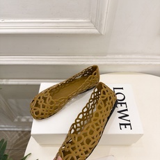 LOEWE 罗意威 2026秋冬新品 Petal Anagram 花瓣头形镂空芭蕾舞鞋 ————————— LOEWE作 LOEWE 罗意威 2026秋冬新品 Petal Anagram 花瓣头形镂空芭蕾舞鞋 ————————— LOEWE作