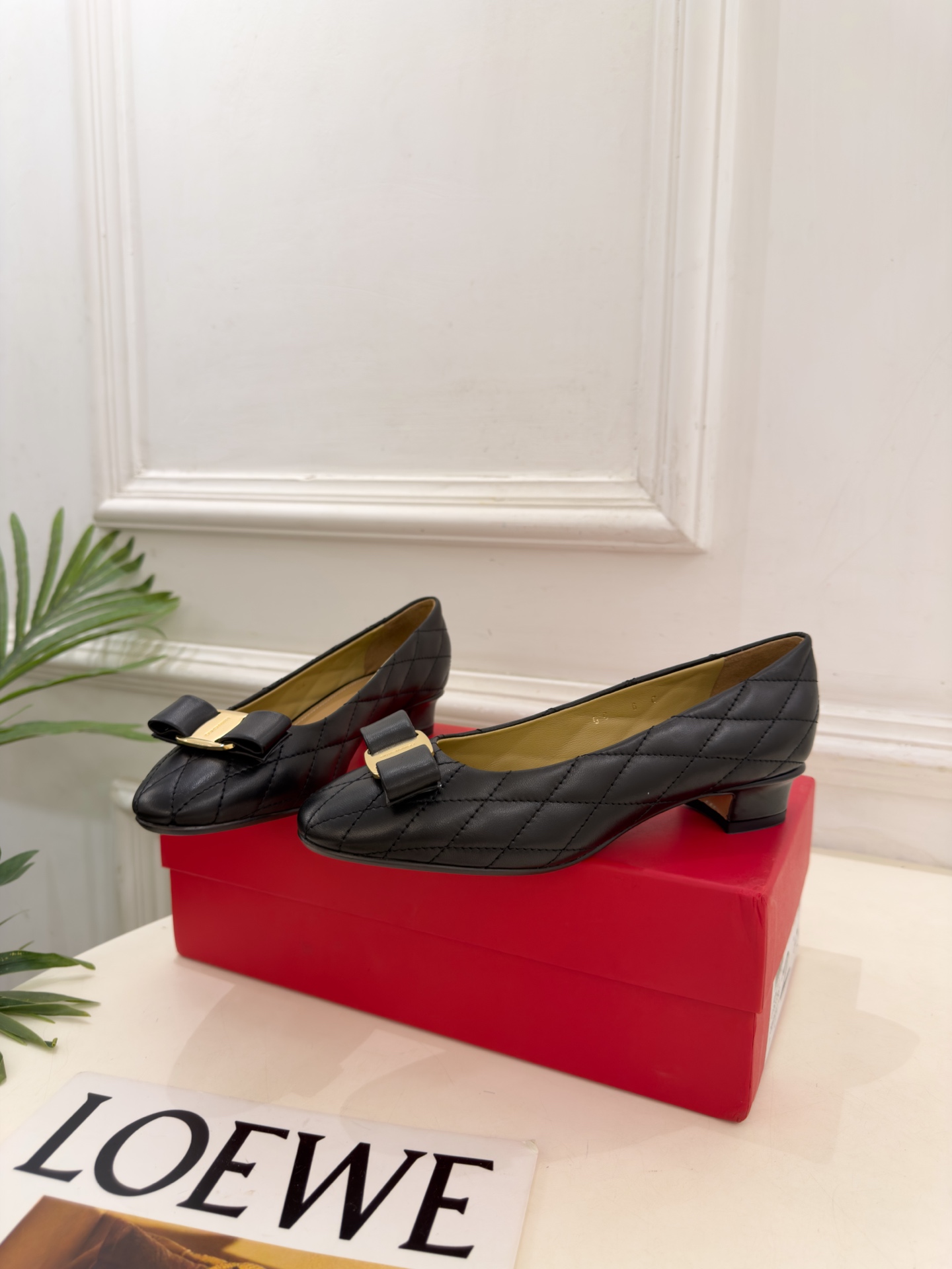 Ferragamo｜菲拉格慕26𝐬𝐬 2026秋冬新品 蝴蝶结菱格粗跟单鞋 火爆上新！   这鞋绝对是黑马选手 颜值超高