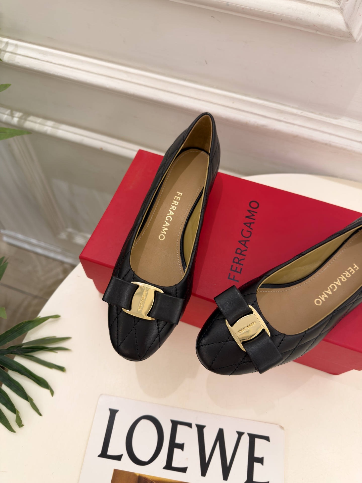 Ferragamo｜菲拉格慕26𝐬𝐬 2026秋冬新品 蝴蝶结菱格粗跟单鞋 火爆上新！   这鞋绝对是黑马选手 颜值超高
