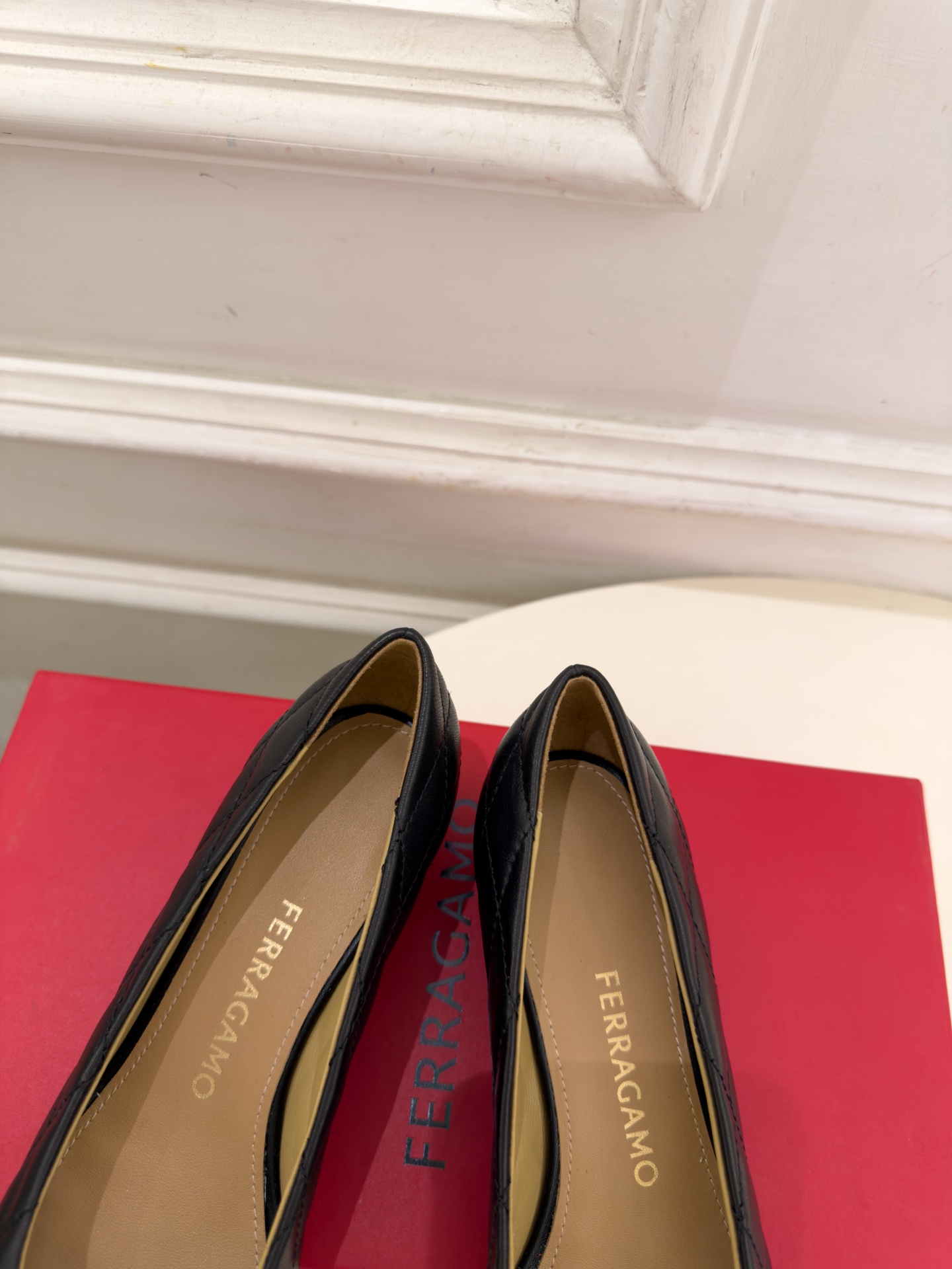 Ferragamo｜菲拉格慕26𝐬𝐬 2026秋冬新品 蝴蝶结菱格粗跟单鞋 火爆上新！   这鞋绝对是黑马选手 颜值超高