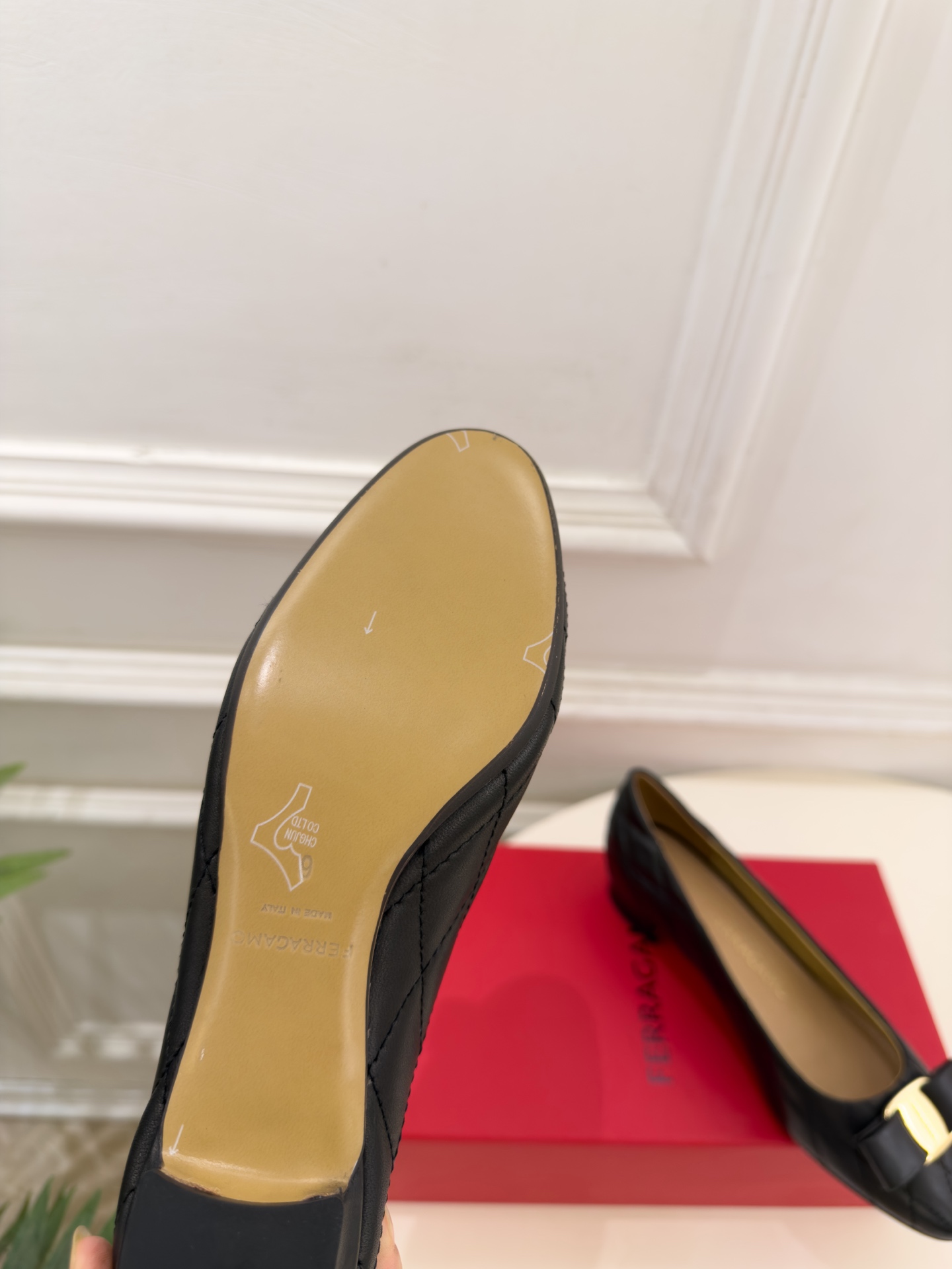 Ferragamo｜菲拉格慕26𝐬𝐬 2026秋冬新品 蝴蝶结菱格粗跟单鞋 火爆上新！   这鞋绝对是黑马选手 颜值超高