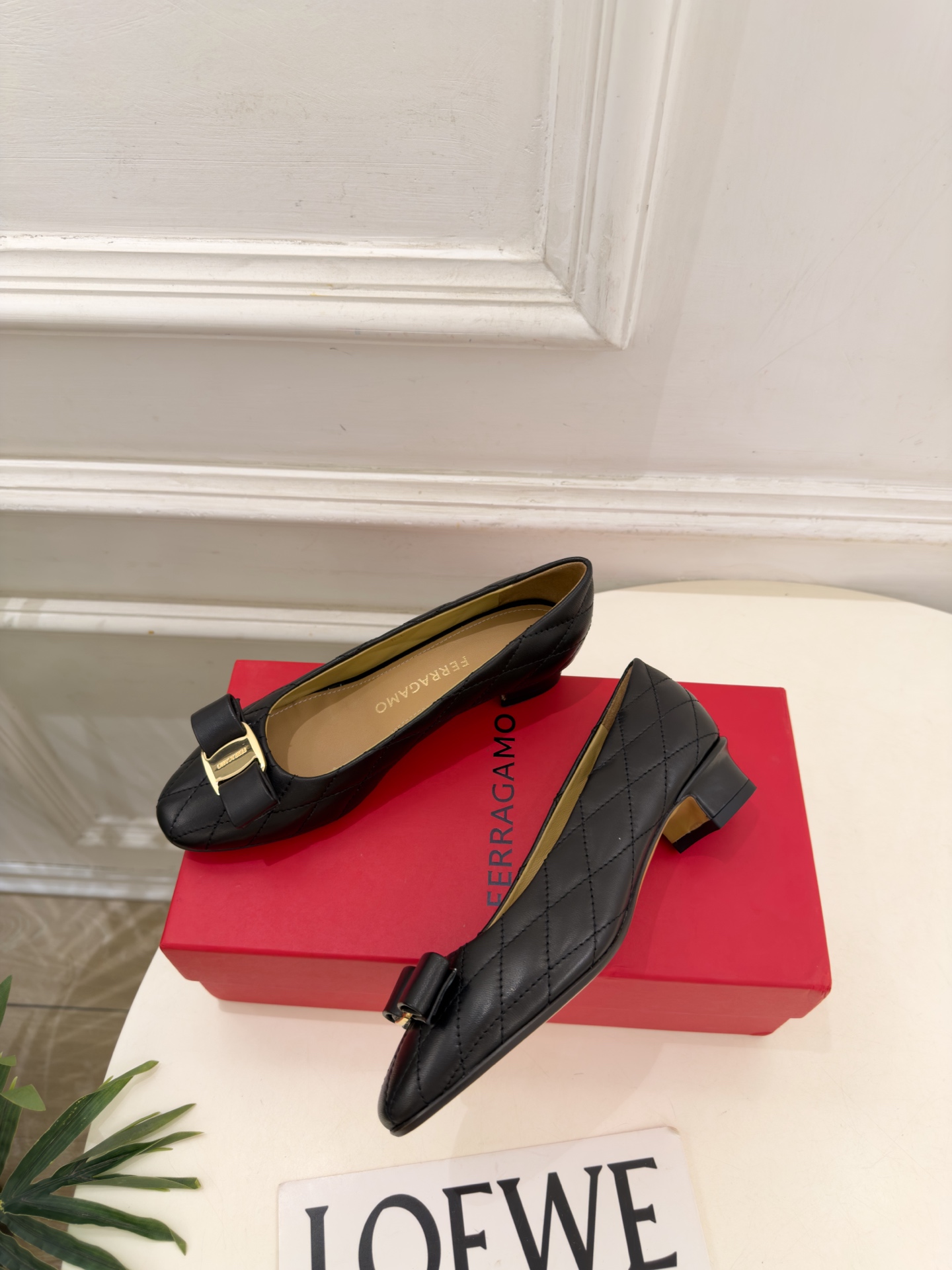 Ferragamo｜菲拉格慕26𝐬𝐬 2026秋冬新品 蝴蝶结菱格粗跟单鞋 火爆上新！   这鞋绝对是黑马选手 颜值超高