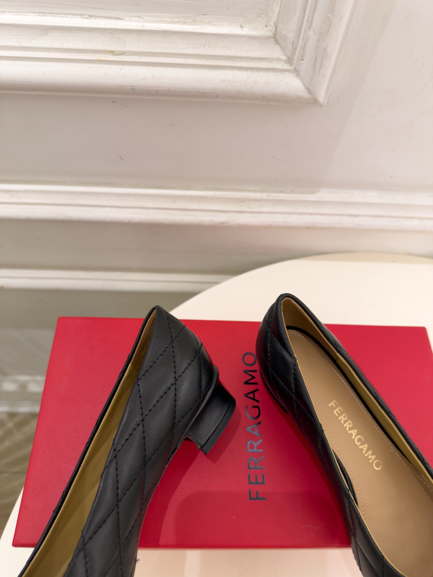 Ferragamo｜菲拉格慕26𝐬𝐬 2026秋冬新品 蝴蝶结菱格粗跟单鞋 火爆上新！   这鞋绝对是黑马选手 颜值超高