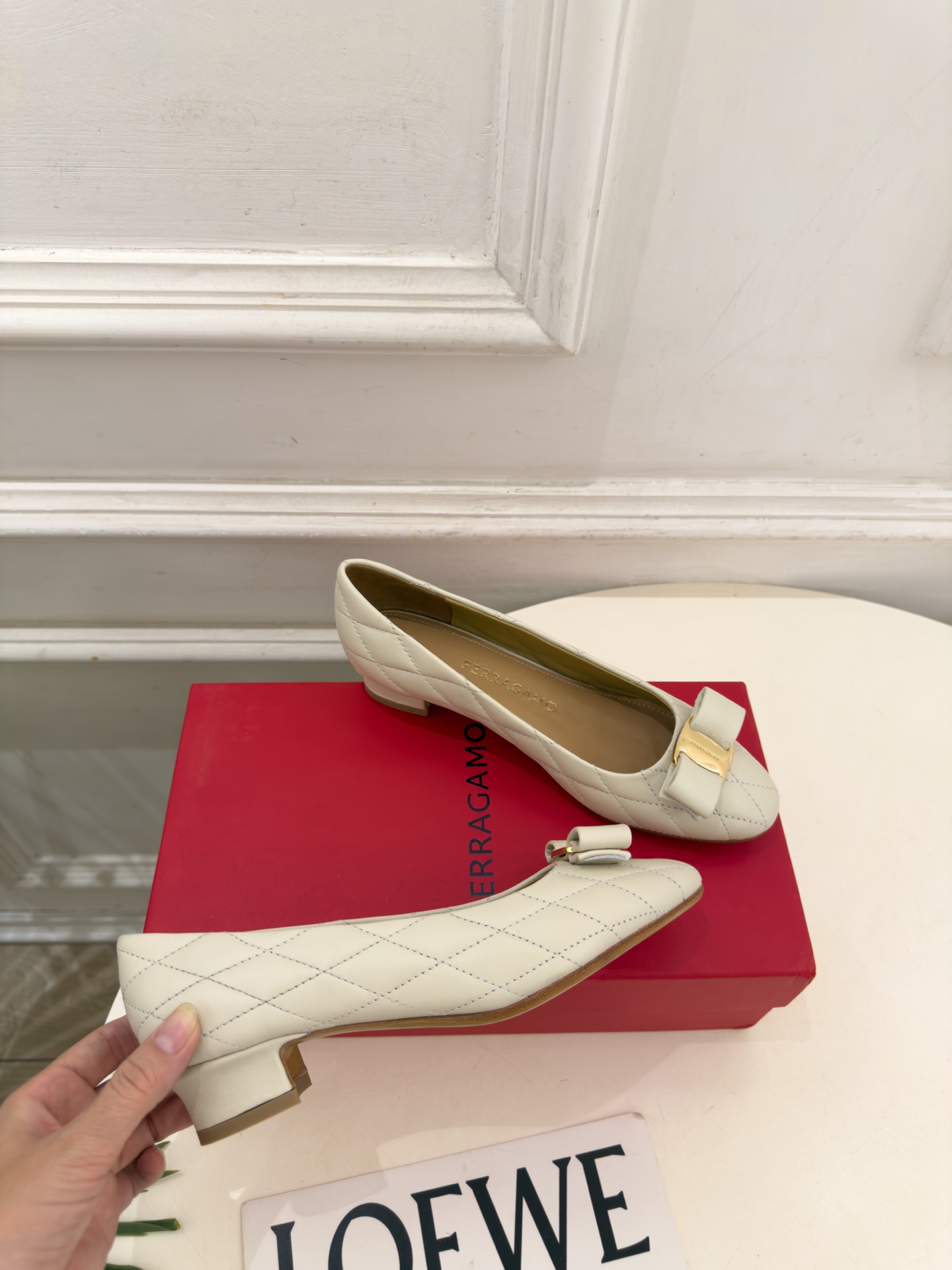 Ferragamo|菲拉格慕26𝐬𝐬 2026秋冬新品 蝴蝶结菱格粗跟单鞋 火爆上新! 这鞋绝对是黑马选手 颜值超高 Ferragamo|菲拉格慕26𝐬𝐬 2026秋冬新品 蝴蝶结菱格粗跟单鞋 火爆上新! 这鞋绝对是黑马选手 颜值超高