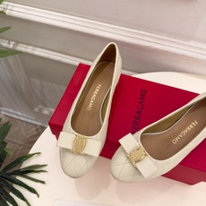 Ferragamo|菲拉格慕26𝐬𝐬 2026秋冬新品 蝴蝶结菱格粗跟单鞋 火爆上新! 这鞋绝对是黑马选手 颜值超高 Ferragamo|菲拉格慕26𝐬𝐬 2026秋冬新品 蝴蝶结菱格粗跟单鞋 火爆上新! 这鞋绝对是黑马选手 颜值超高