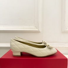 Ferragamo|菲拉格慕26𝐬𝐬 2026秋冬新品 蝴蝶结菱格粗跟单鞋 火爆上新! 这鞋绝对是黑马选手 颜值超高 Ferragamo|菲拉格慕26𝐬𝐬 2026秋冬新品 蝴蝶结菱格粗跟单鞋 火爆上新! 这鞋绝对是黑马选手 颜值超高