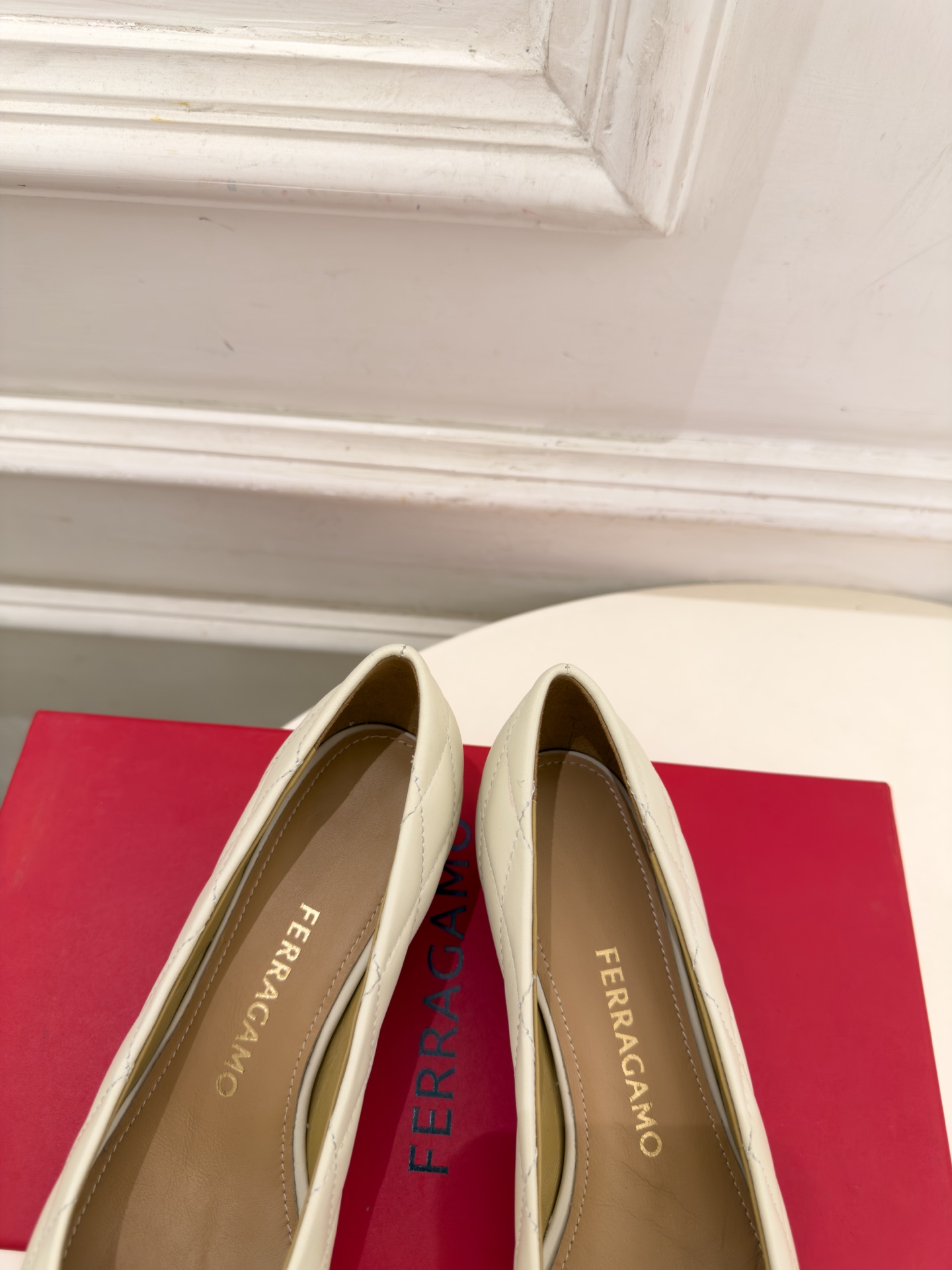Ferragamo|菲拉格慕26𝐬𝐬 2026秋冬新品 蝴蝶结菱格粗跟单鞋 火爆上新! 这鞋绝对是黑马选手 颜值超高 Ferragamo|菲拉格慕26𝐬𝐬 2026秋冬新品 蝴蝶结菱格粗跟单鞋 火爆上新! 这鞋绝对是黑马选手 颜值超高