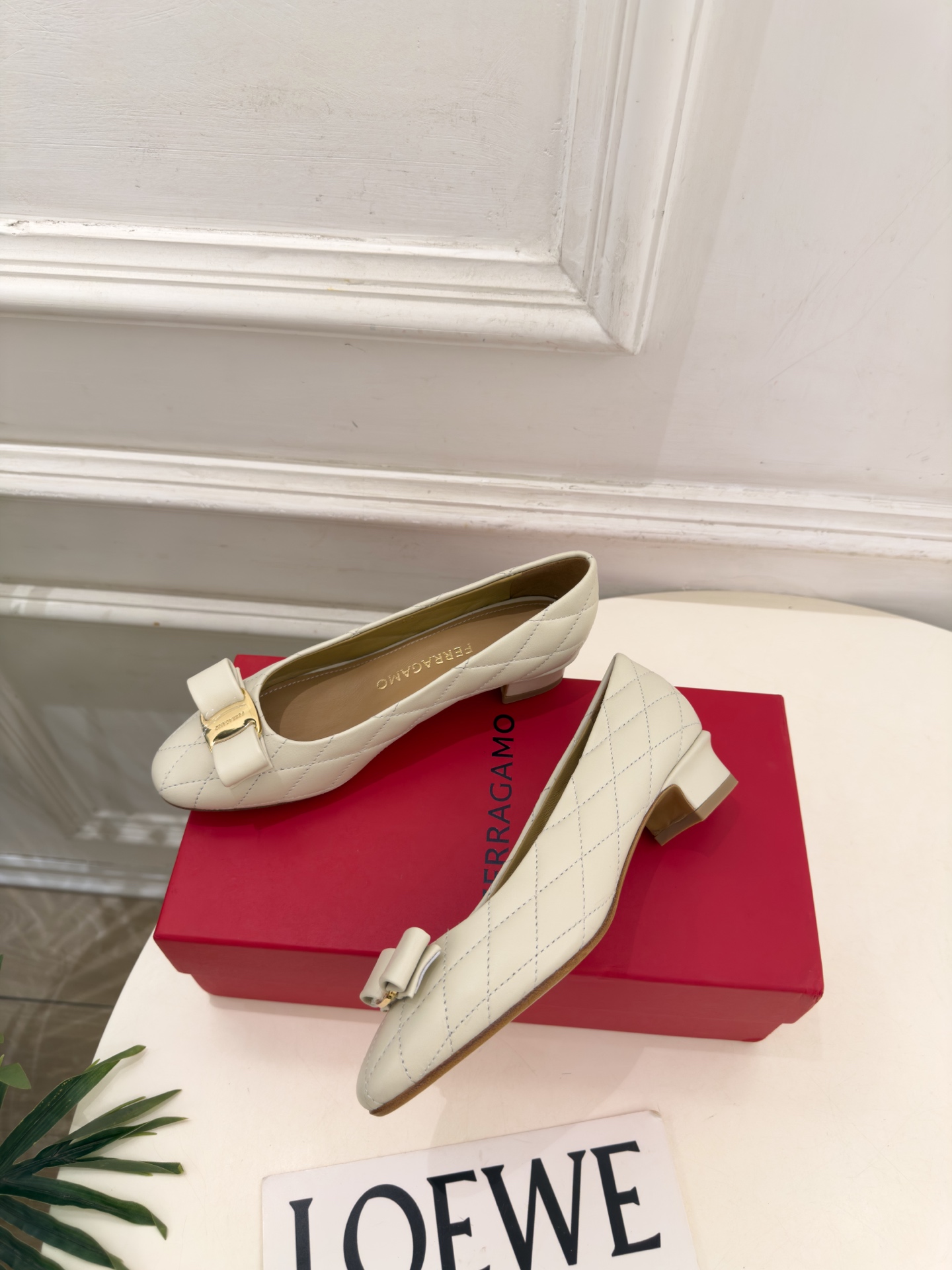 Ferragamo|菲拉格慕26𝐬𝐬 2026秋冬新品 蝴蝶结菱格粗跟单鞋 火爆上新! 这鞋绝对是黑马选手 颜值超高 Ferragamo|菲拉格慕26𝐬𝐬 2026秋冬新品 蝴蝶结菱格粗跟单鞋 火爆上新! 这鞋绝对是黑马选手 颜值超高