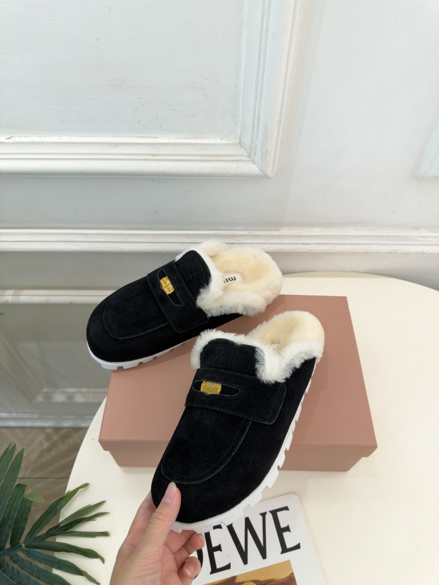 Miu Miu | 缪缪 26𝐬𝐬 🖤2026秋冬新品 专柜主打最新走秀款 Miu Miu金钱币毛毛穆勒拖鞋火爆上 Miu Miu | 缪缪 26𝐬𝐬 🖤2026秋冬新品 专柜主打最新走秀款 Miu Miu金钱币毛毛穆勒拖鞋火爆上