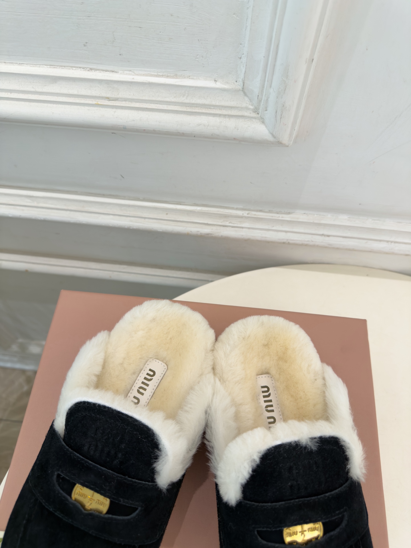 Miu Miu | 缪缪 26𝐬𝐬 🖤2026秋冬新品 专柜主打最新走秀款 Miu Miu金钱币毛毛穆勒拖鞋火爆上 Miu Miu | 缪缪 26𝐬𝐬 🖤2026秋冬新品 专柜主打最新走秀款 Miu Miu金钱币毛毛穆勒拖鞋火爆上