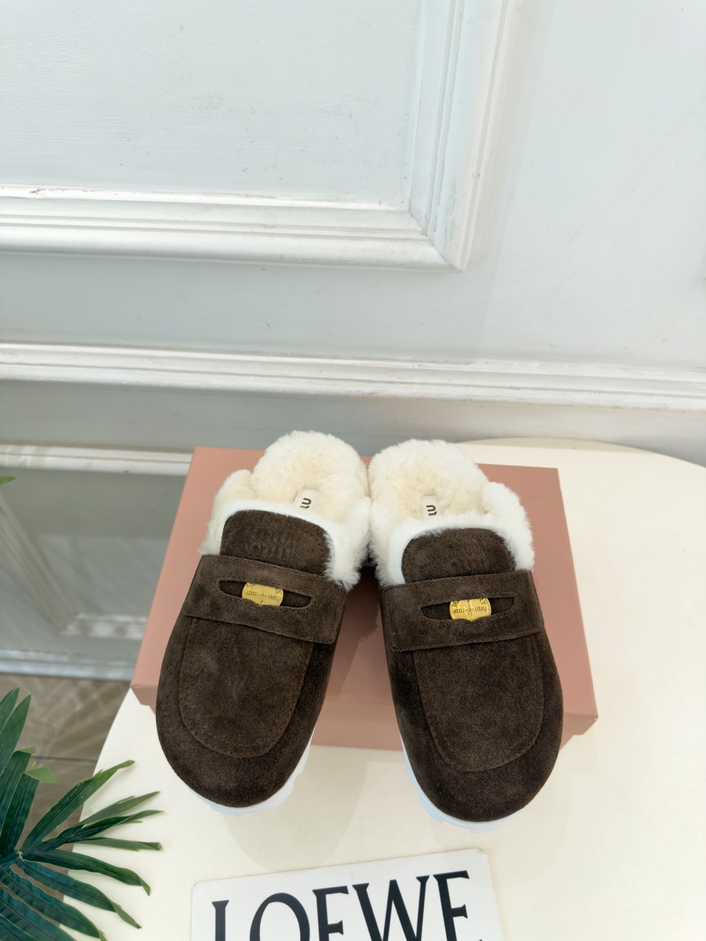 Miu Miu | 缪缪  26𝐬𝐬 🖤2026秋冬新品   专柜主打最新走秀款 Miu Miu金钱币毛毛穆勒拖鞋火爆上