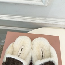 Miu Miu | 缪缪 26𝐬𝐬 🖤2026秋冬新品 专柜主打最新走秀款 Miu Miu金钱币毛毛穆勒拖鞋火爆上 Miu Miu | 缪缪 26𝐬𝐬 🖤2026秋冬新品 专柜主打最新走秀款 Miu Miu金钱币毛毛穆勒拖鞋火爆上