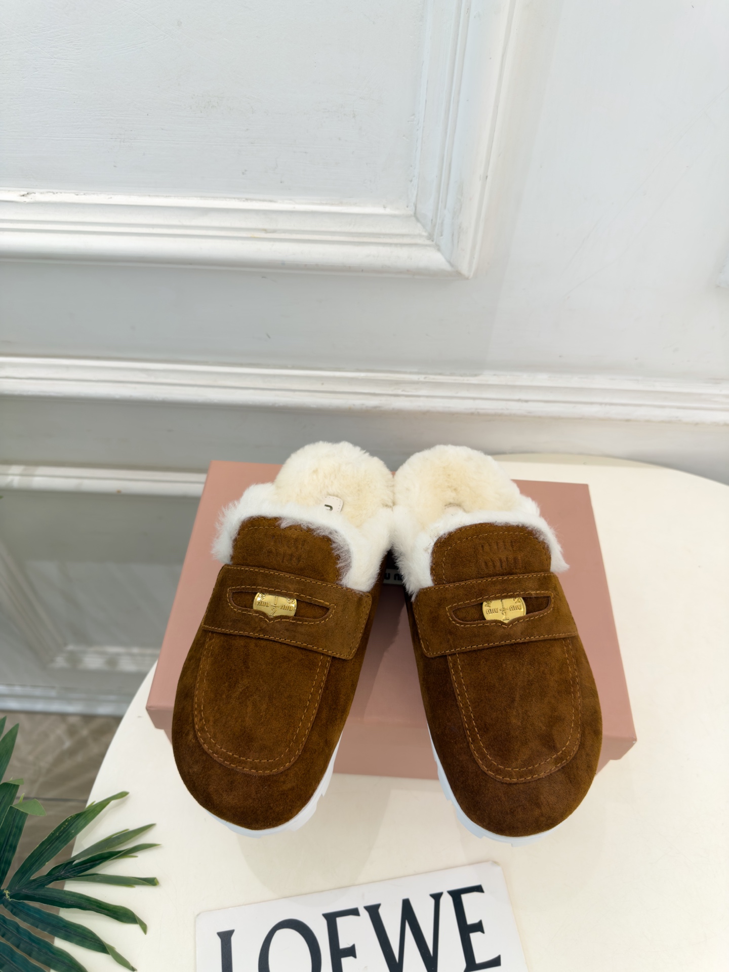 Miu Miu | 缪缪  26𝐬𝐬 🖤2026秋冬新品   专柜主打最新走秀款 Miu Miu金钱币毛毛穆勒拖鞋火爆上