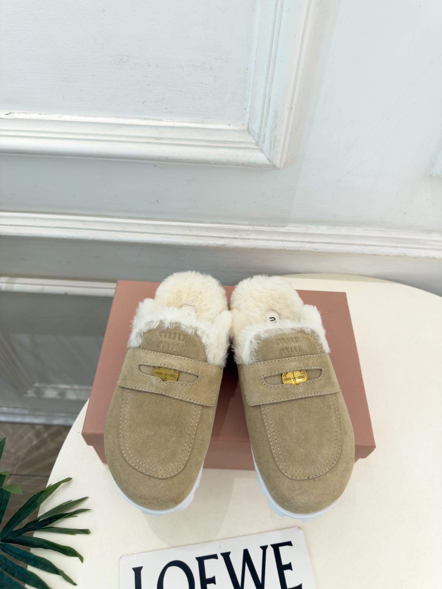 Miu Miu | 缪缪  26𝐬𝐬 🖤2026秋冬新品   专柜主打最新走秀款 Miu Miu金钱币毛毛穆勒拖鞋火爆上