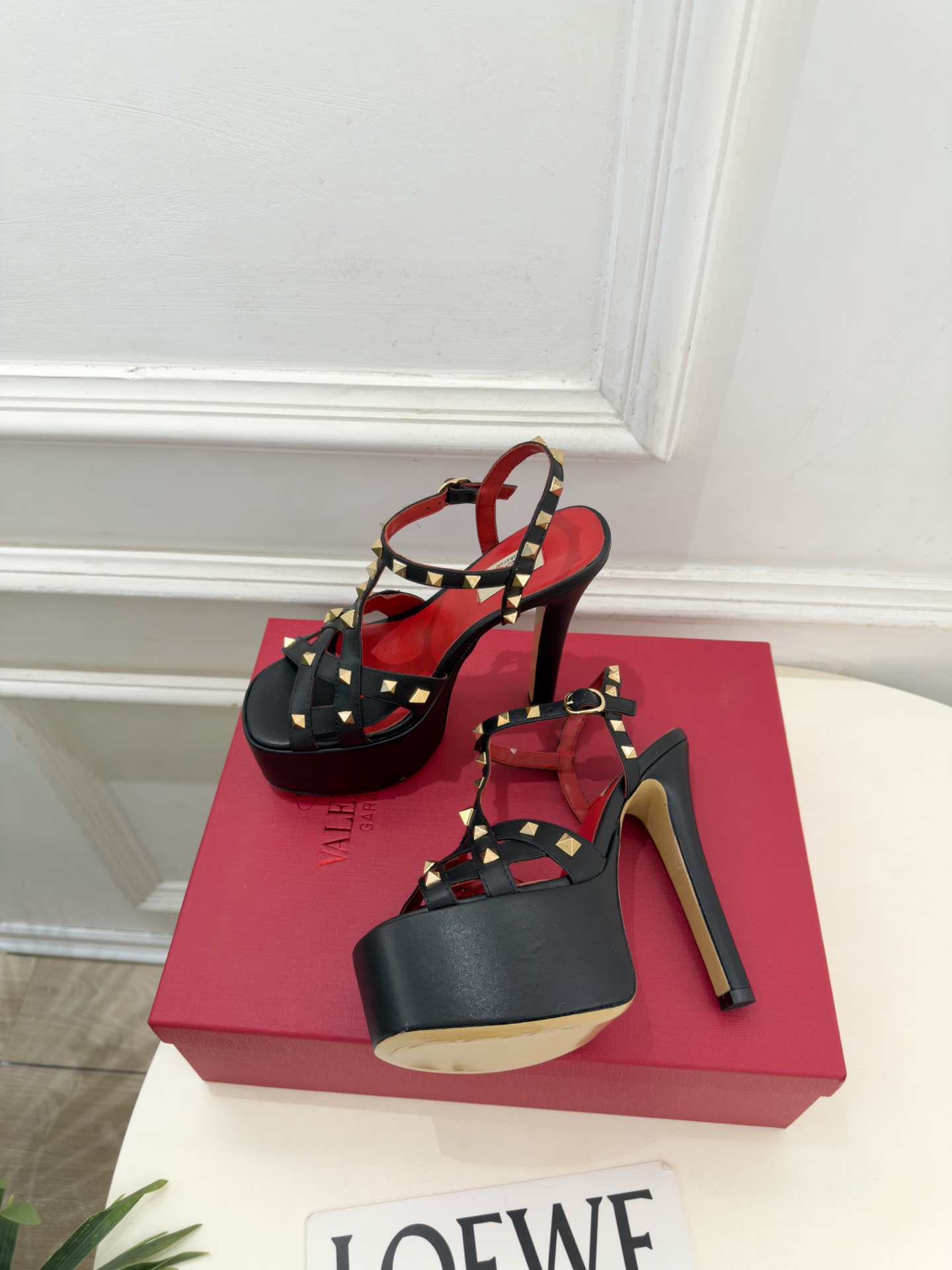 Valentino 华伦天奴 26𝐬𝐬 2026秋冬新品 VT鉚钉防水台高跟凉鞋 上新☑️ ————————————— Valentino 华伦天奴 26𝐬𝐬 2026秋冬新品 VT鉚钉防水台高跟凉鞋 上新☑️ —————————————