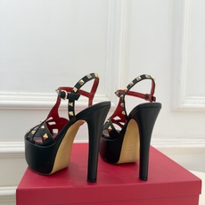 Valentino 华伦天奴 26𝐬𝐬 2026秋冬新品 VT鉚钉防水台高跟凉鞋 上新☑️ ————————————— Valentino 华伦天奴 26𝐬𝐬 2026秋冬新品 VT鉚钉防水台高跟凉鞋 上新☑️ —————————————