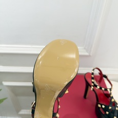 Valentino 华伦天奴 26𝐬𝐬 2026秋冬新品 VT鉚钉防水台高跟凉鞋 上新☑️ ————————————— Valentino 华伦天奴 26𝐬𝐬 2026秋冬新品 VT鉚钉防水台高跟凉鞋 上新☑️ —————————————