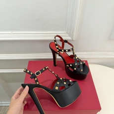 Valentino 华伦天奴 26𝐬𝐬 2026秋冬新品 VT鉚钉防水台高跟凉鞋 上新☑️ ————————————— Valentino 华伦天奴 26𝐬𝐬 2026秋冬新品 VT鉚钉防水台高跟凉鞋 上新☑️ —————————————