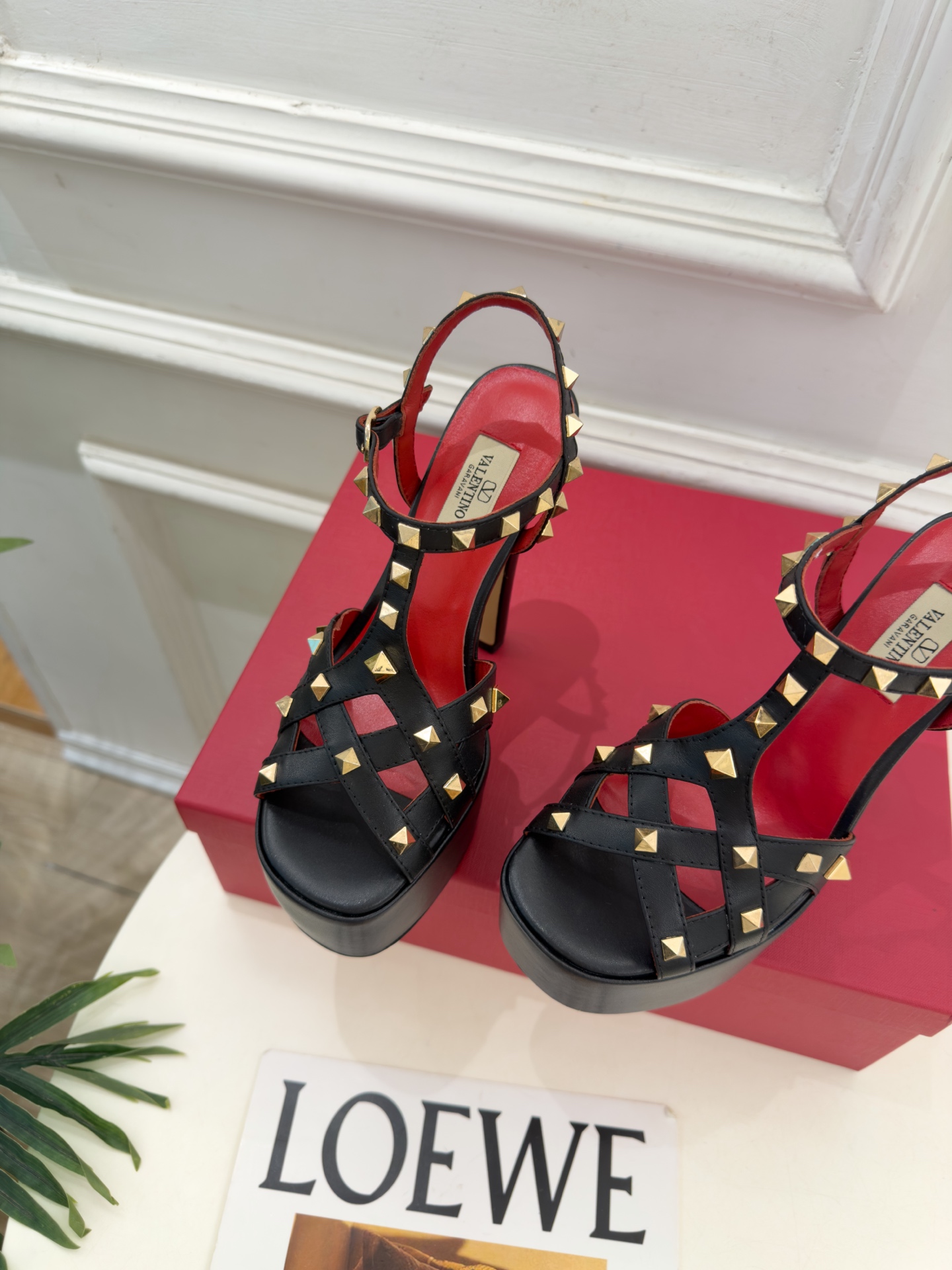 Valentino 华伦天奴 26𝐬𝐬 2026秋冬新品 VT鉚钉防水台高跟凉鞋 上新☑️ ————————————— Valentino 华伦天奴 26𝐬𝐬 2026秋冬新品 VT鉚钉防水台高跟凉鞋 上新☑️ —————————————