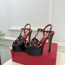 Valentino 华伦天奴 26𝐬𝐬 2026秋冬新品 VT鉚钉防水台高跟凉鞋 上新☑️ ————————————— Valentino 华伦天奴 26𝐬𝐬 2026秋冬新品 VT鉚钉防水台高跟凉鞋 上新☑️ —————————————