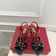 Valentino 华伦天奴 26𝐬𝐬 2026秋冬新品 VT鉚钉防水台高跟凉鞋 上新☑️ ————————————— Valentino 华伦天奴 26𝐬𝐬 2026秋冬新品 VT鉚钉防水台高跟凉鞋 上新☑️ —————————————