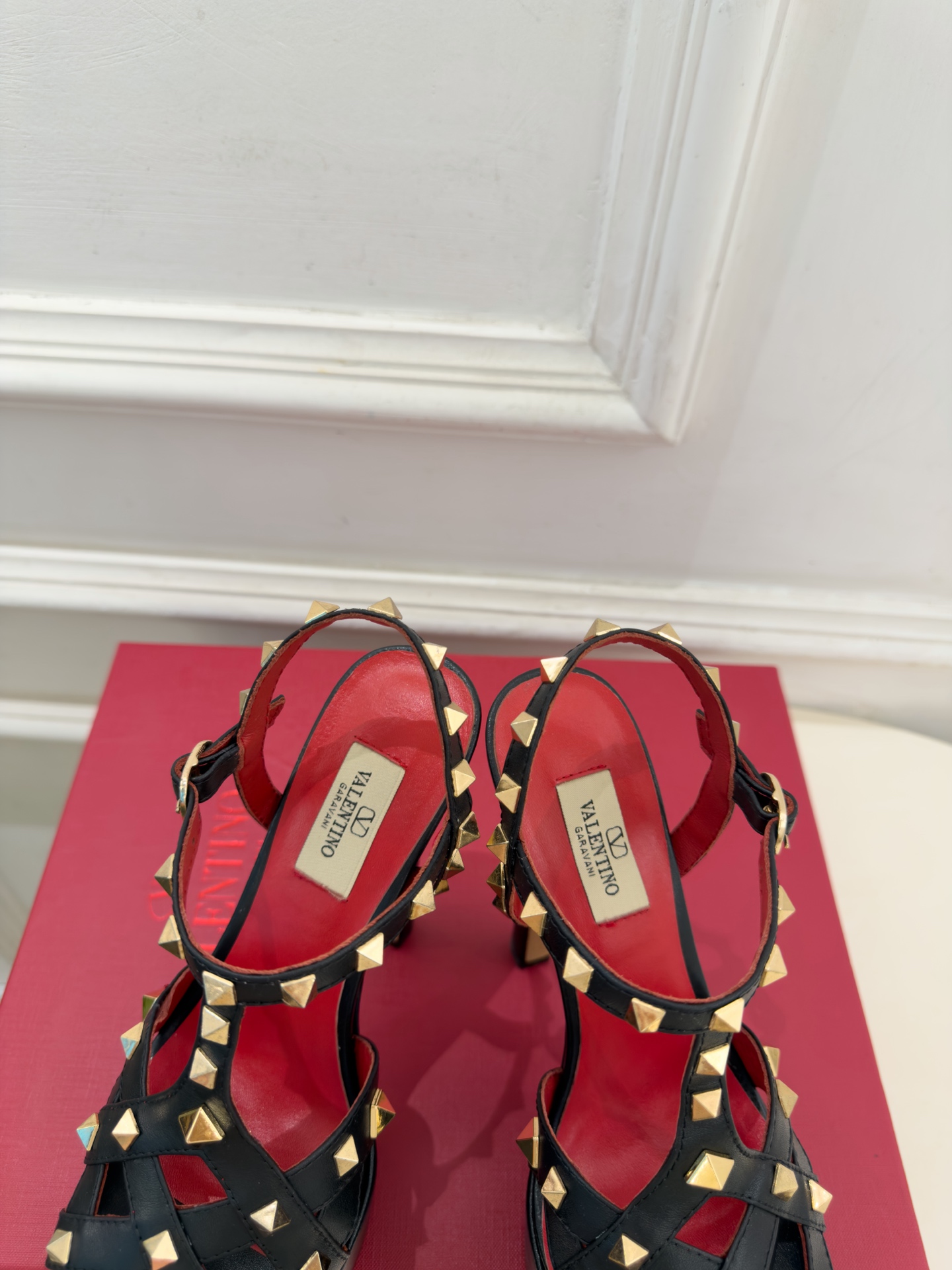 Valentino 华伦天奴 26𝐬𝐬 2026秋冬新品 VT鉚钉防水台高跟凉鞋 上新☑️ ————————————— Valentino 华伦天奴 26𝐬𝐬 2026秋冬新品 VT鉚钉防水台高跟凉鞋 上新☑️ —————————————